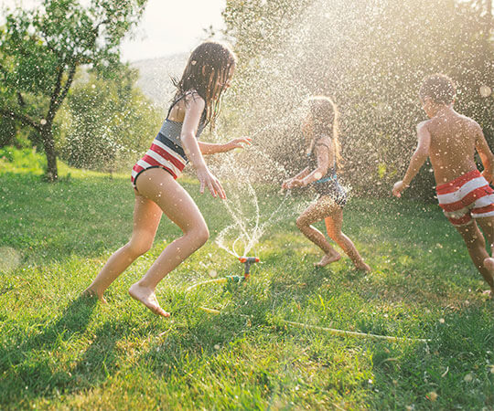 4 ways being outdoors boosts kids’ development